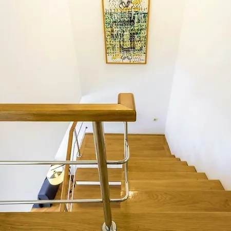 C'est La Vie Center Apartment *